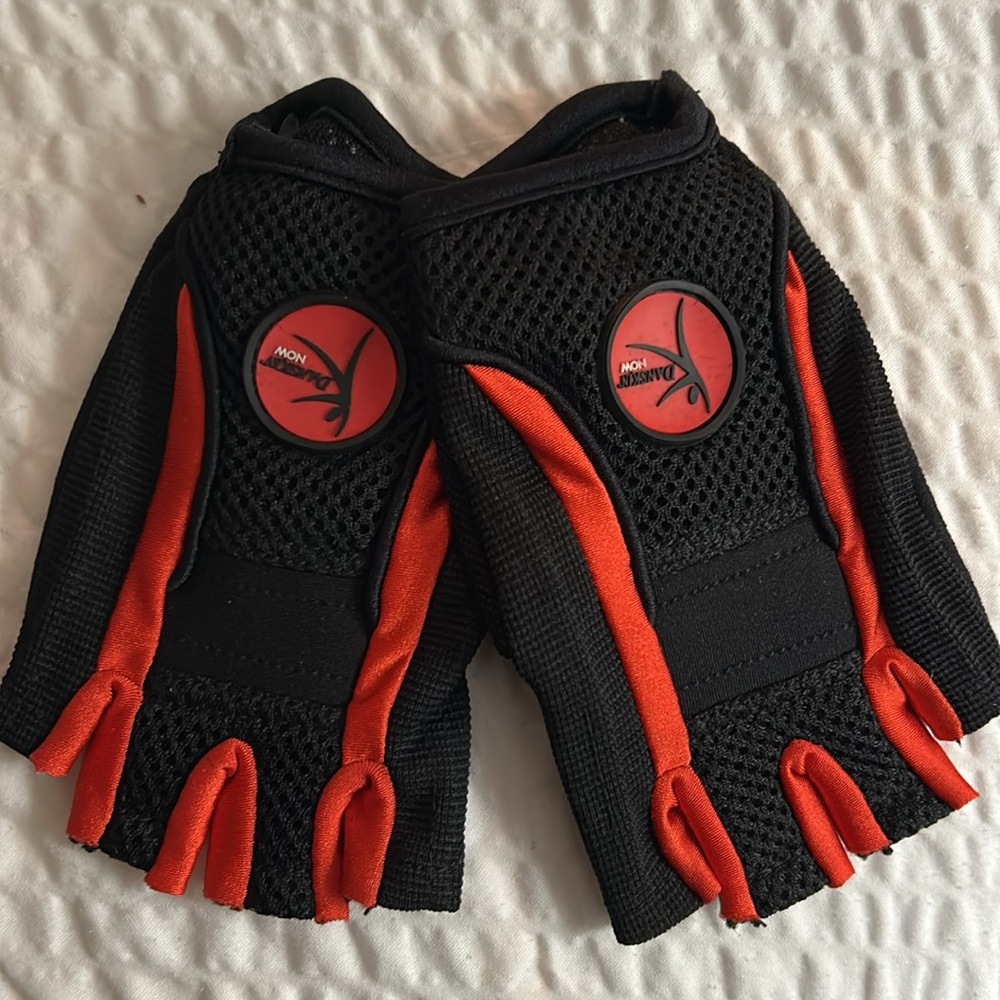 Daskin Women’s Half-Fingers Cardio Workout Gloves - Picture 5 of 6